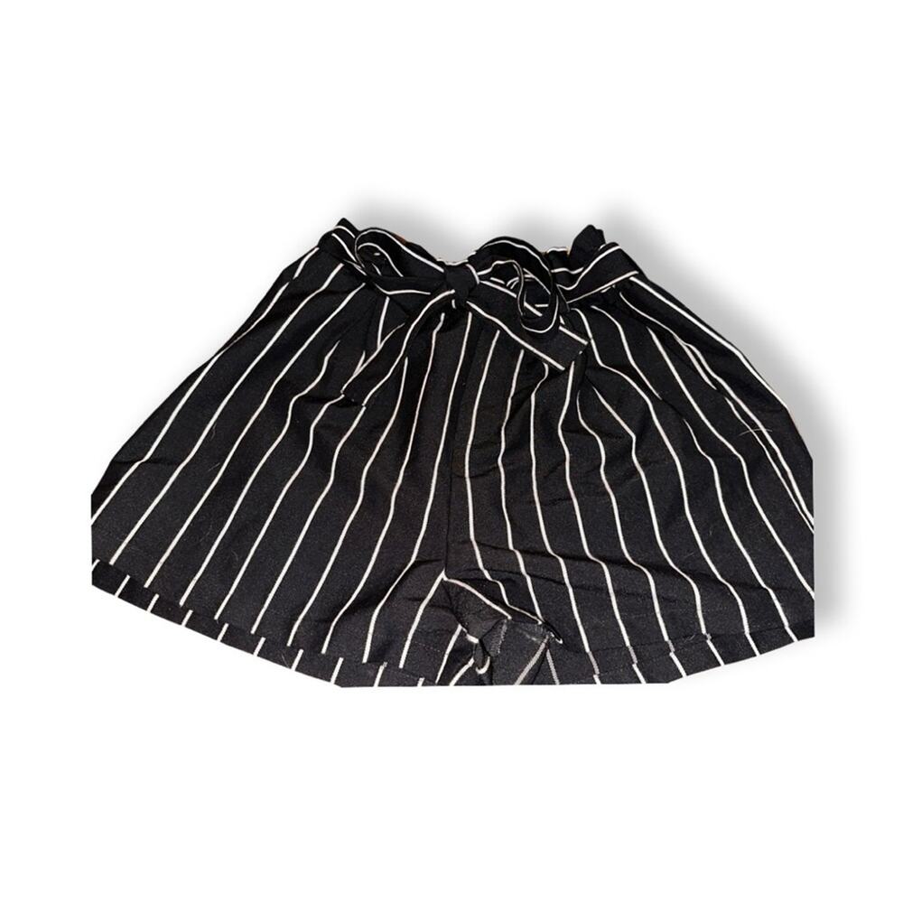 Forever 21 Black & white Shorts Sz. Medium Stretch Paperbag Waist Pull on EUC